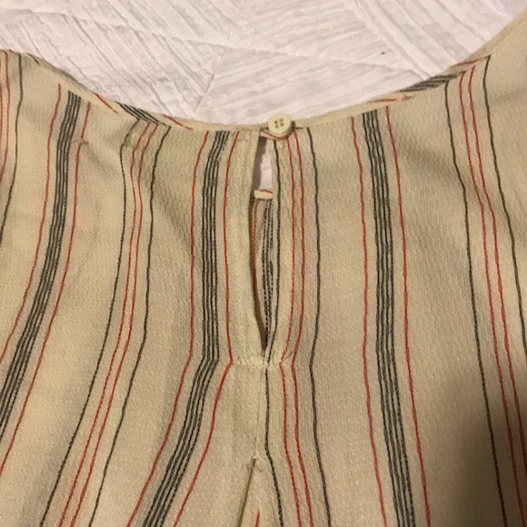 Cold shoulder top. - Picture 4 of 4